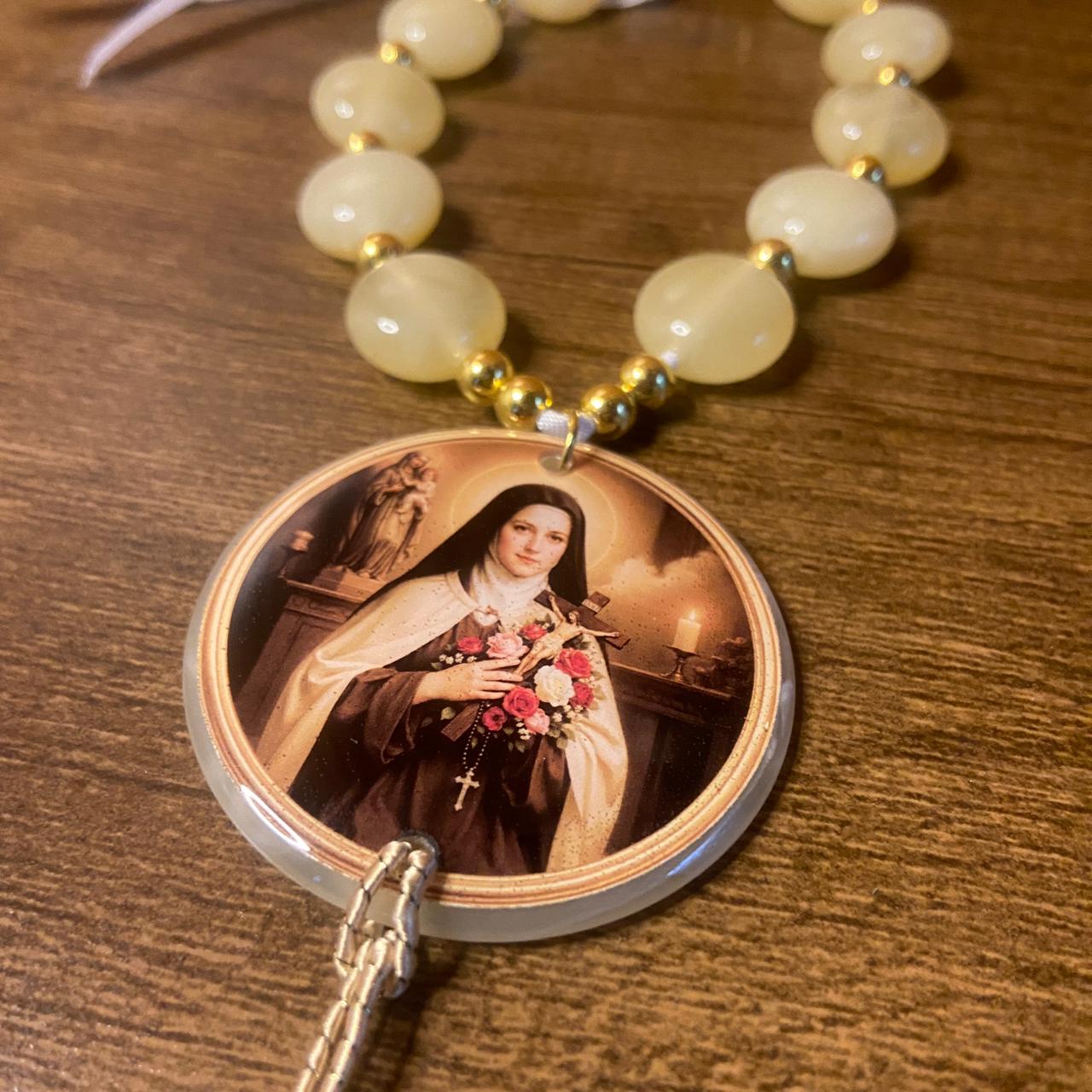 DEZENA PEDRARIAS MEDALHÃO DE RESINADO  SANTA TERESINHA  17MM (1 UNIDADE)