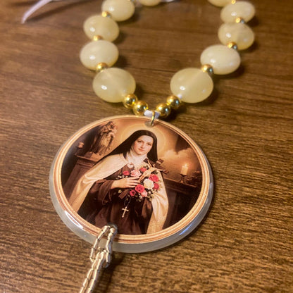 DEZENA PEDRARIAS MEDALHÃO DE RESINADO  SANTA TERESINHA  17MM (1 UNIDADE)