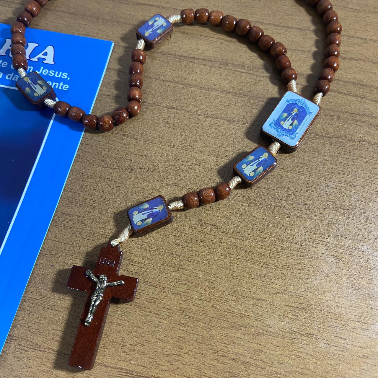 TERÇO DE MADEIRA MARIA PASSA A FRENTE 7 MEDALHAS (1 UNIDADE)