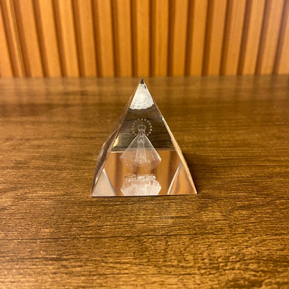 ENFEITE DE MESA CRISTAL NOSSA SENHORA APARECIDA PIRÂMEDE 5,5CM (1 UNIDADE)
