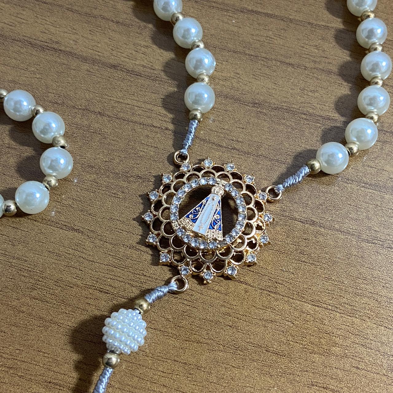 TERÇO DE NOIVA DOURADO PÉROLA NOSSA SENHORA APARECIDA 08MM MOD1 (1 UNIDADE)