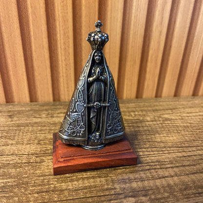 IMAGEM DE MESA METAL OURO VELHO NOSSA SENHORA APARECIDA BASE DE MADEIRA  09CM (1 UNIDADE)