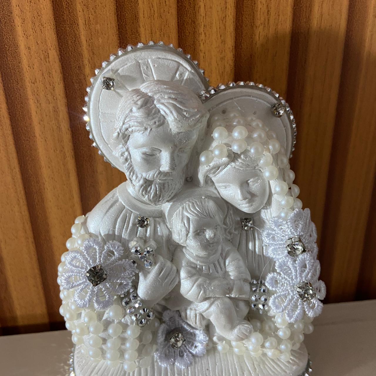 BUSTO DE GESSO SAGRADA FAMÍLIA BRANCO COM PÉROLA E STRASS PRATA 14CM (1 UNIDADE)
