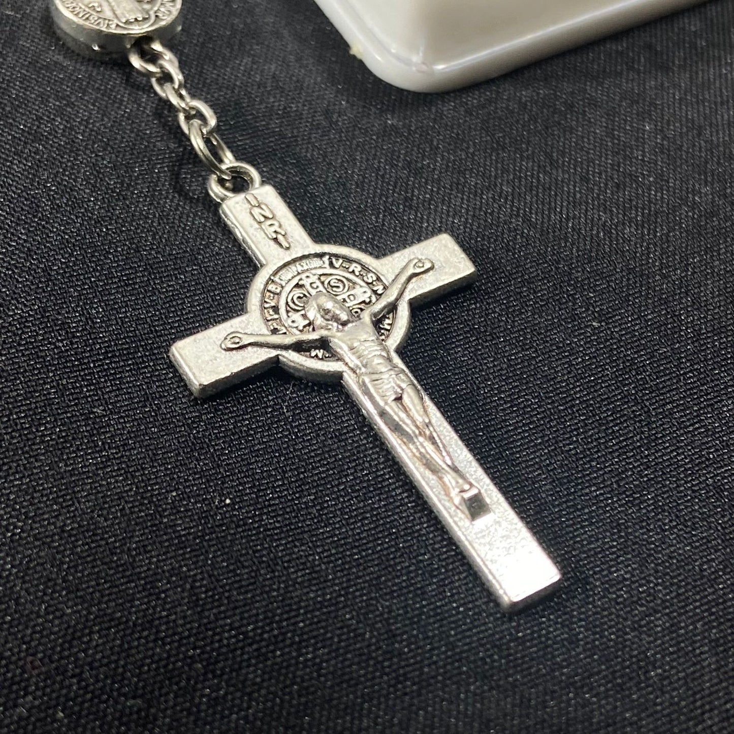 DEZENA PARA CARRO MEDALHA SÃO BENTO METAL CONTAS DECORADAS (6 UNIDADES)