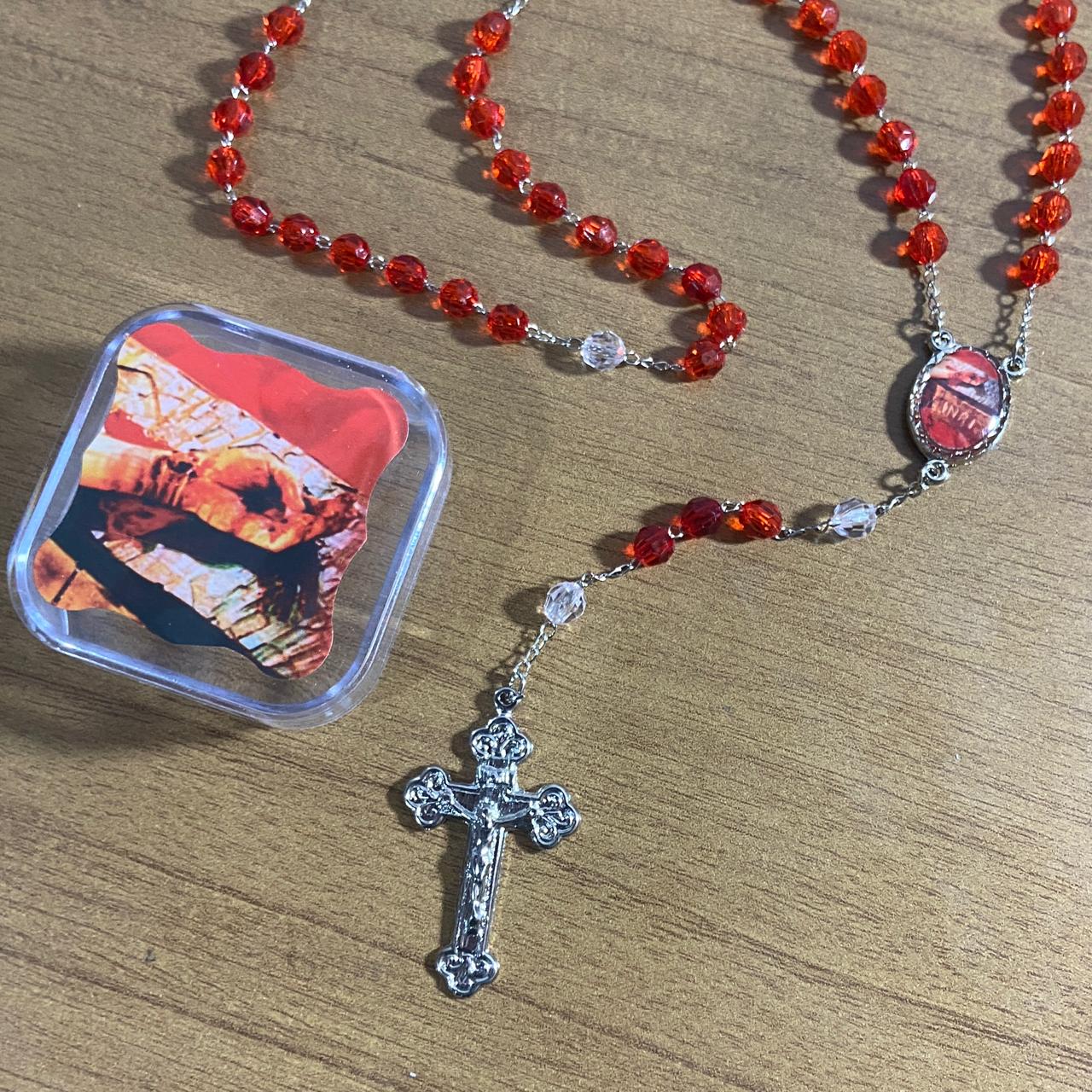 TERÇO SEMICRISTAL NA CAIXINHA MÃOS ENSANGUENTADAS 6MM (6 UNIDADES)