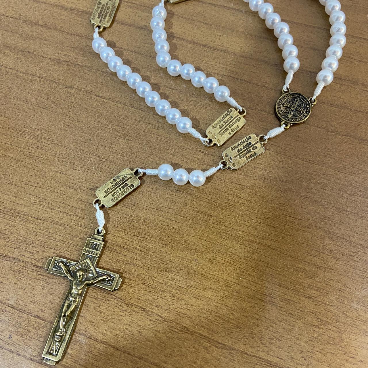 TERÇO PÉROLA CONTEMPLAÇÃO DOS MISTÉRIOS DO ROSÁRIO MEDALHA SÃO BENTO (1 UNIDADE)