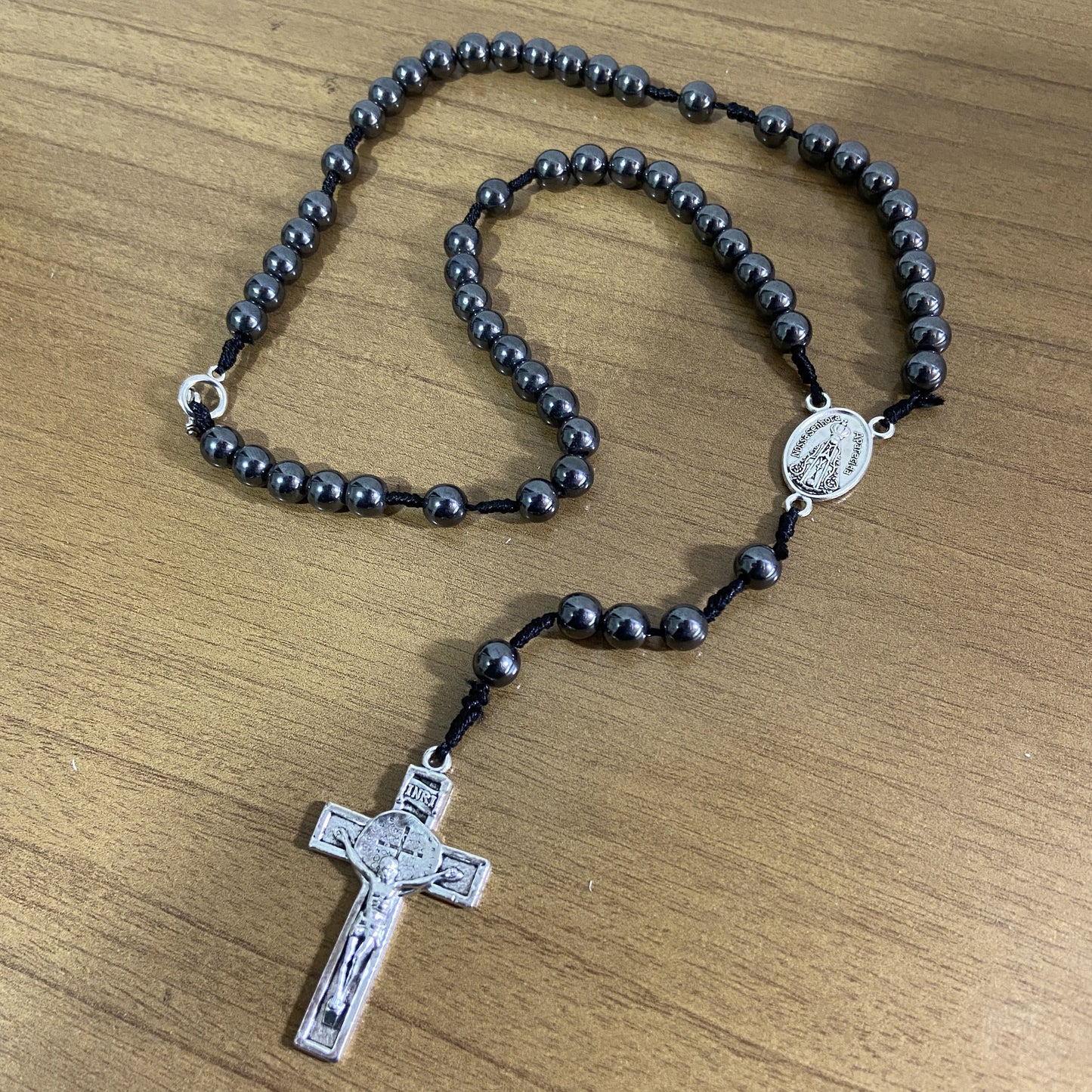 TERÇO DE HEMATITA NOSSA SENHORA APARECIDA COM FECHO 8MM (1 UNIDADE)