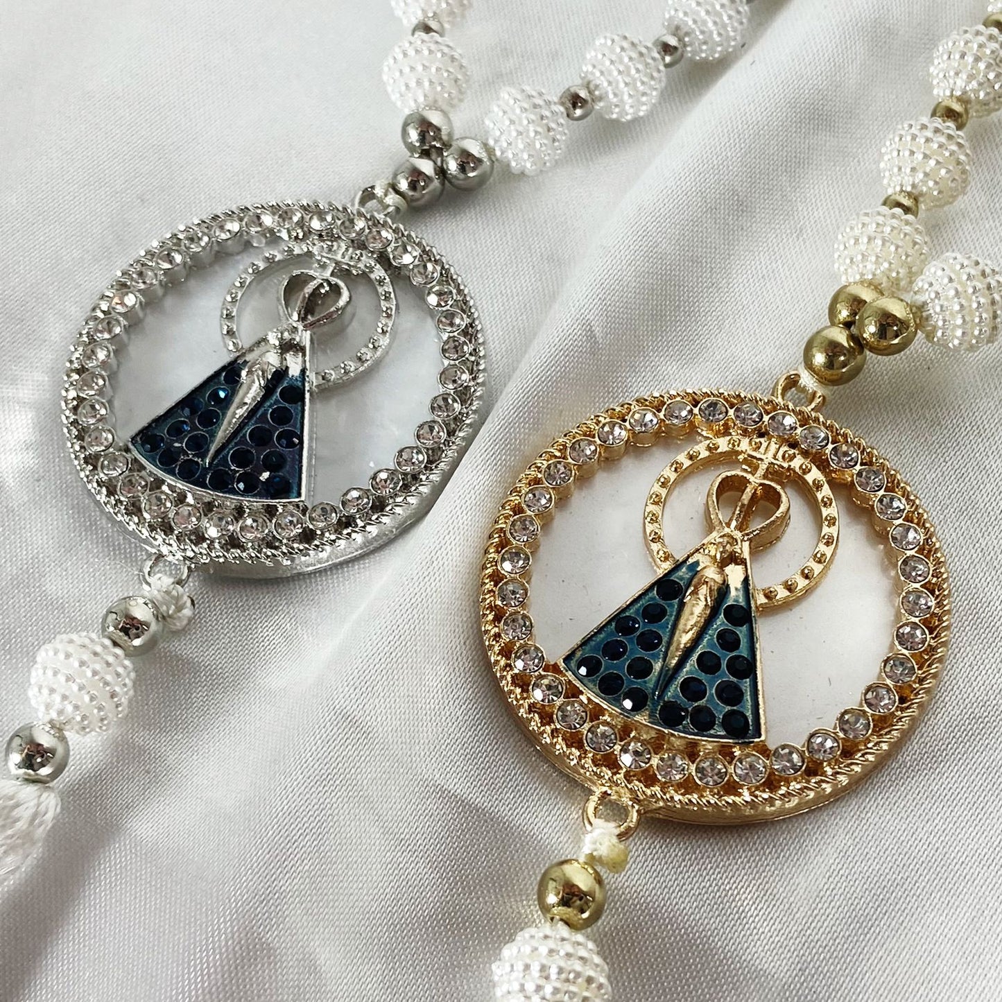 DEZENA PARA CARRO DOURADA E PRATEADA NOSSA SENHORA APARECIDA REDONDA MADREPÉROLA AMORA BRANCA 10MM (3 UNIDADES)