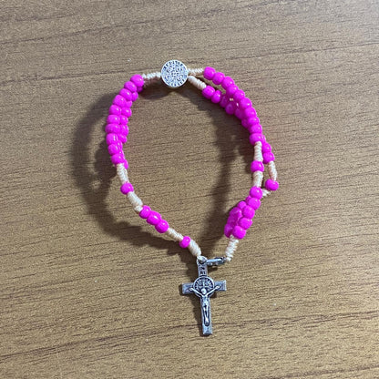 TERÇO PULSEIRA MIÇANGA ROSA MEDALHA SÃO BENTO 4MM (6 UNIDADES)