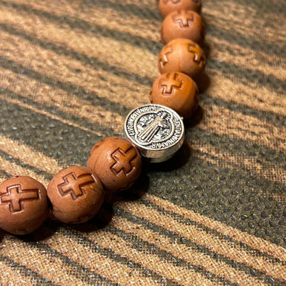PULSEIRA DE MADEIRA MARROM CONTAS DECORADAS CRUZ  NOSSA SENHORA APARECIDA  (06 UNIDADES)