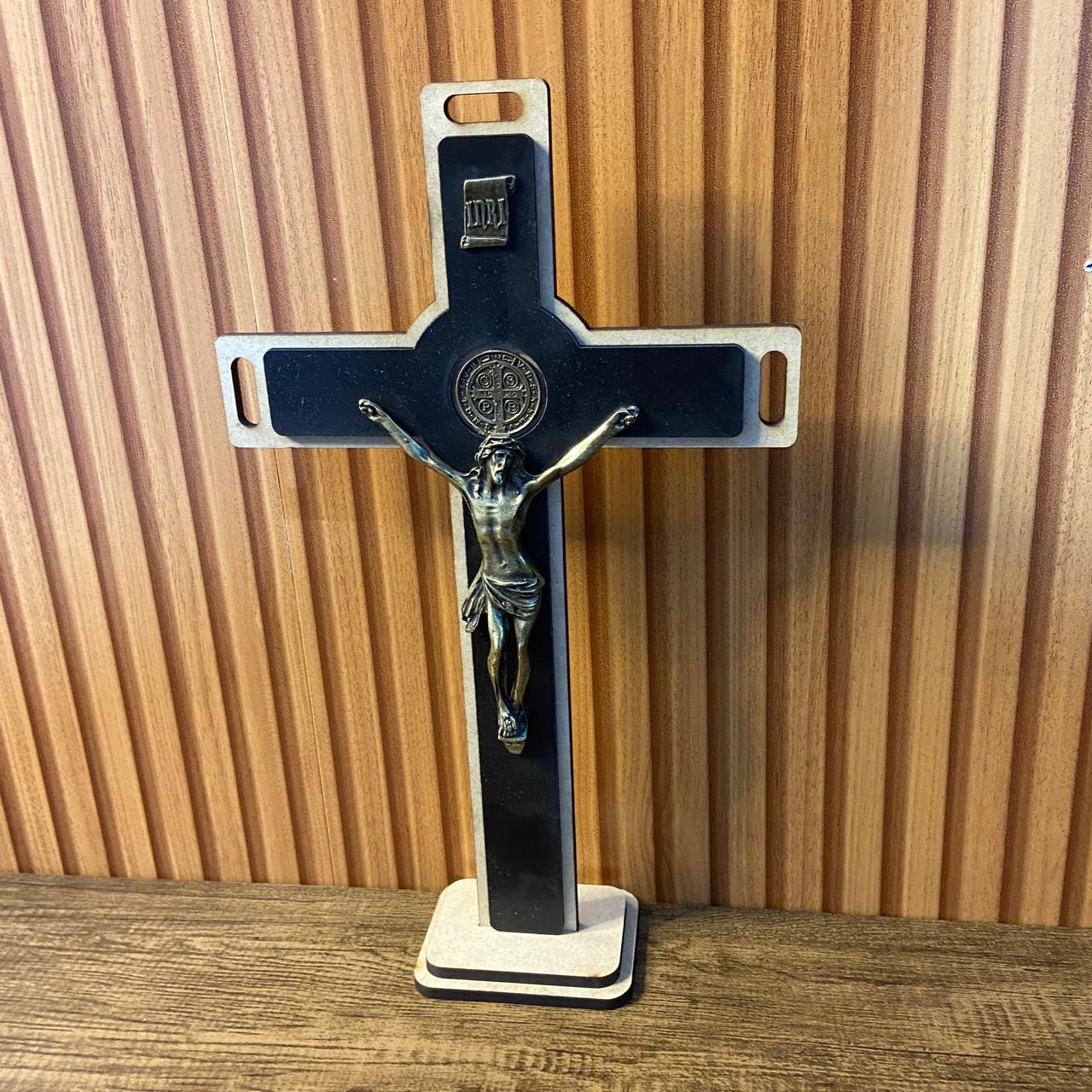 CRUCIFIXO MDF DE PAREDE E MESA MEDALHA SÃO BENTO 20CM (1 UNIDADE)