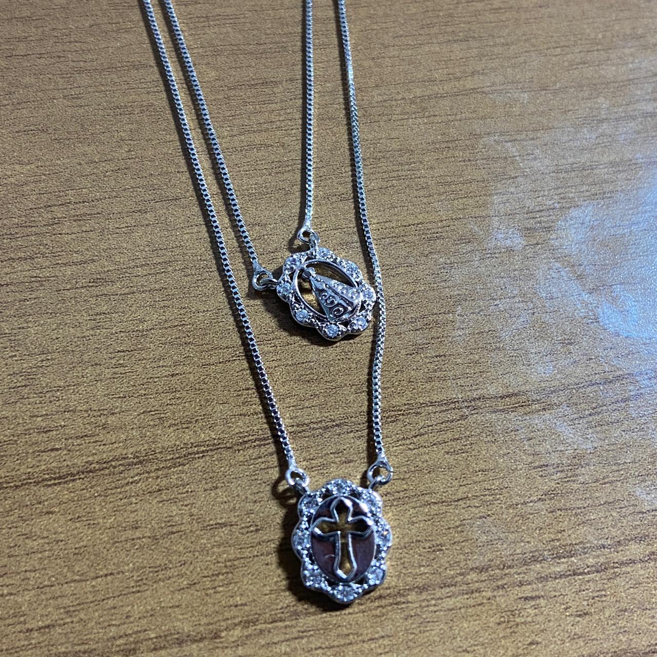 CONJUNTO COLARES PRATEADO NOSSA SENHORA APARECIDA E CRUZ COM STRASS   (1 UNIDADE)