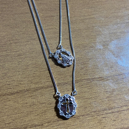 CONJUNTO COLARES PRATEADO NOSSA SENHORA APARECIDA E CRUZ COM STRASS   (1 UNIDADE)