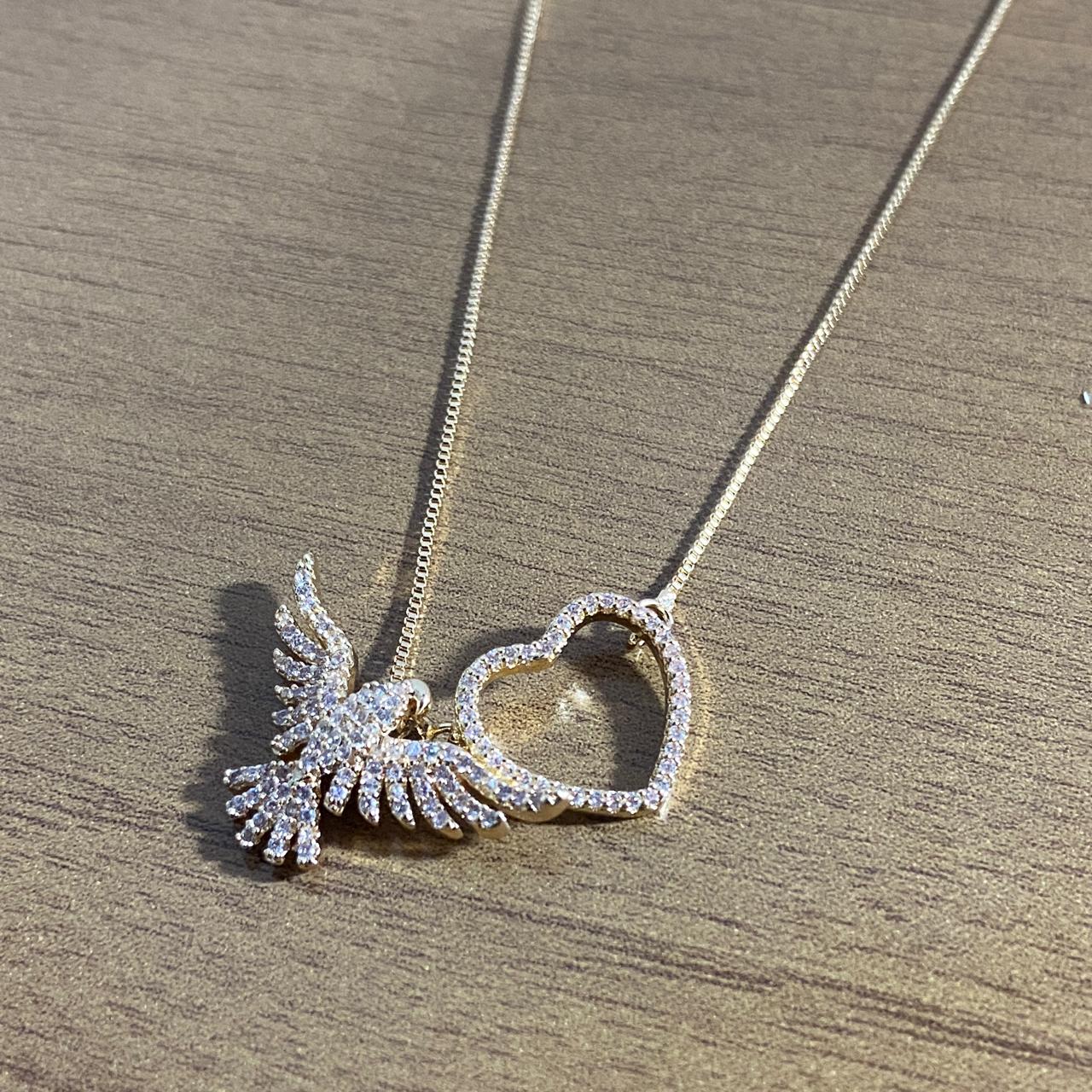 COLAR DOURADO DIVINO ESPÍRITO SANTO E CORAÇÃO COM STRASS   (1 UNIDADE)
