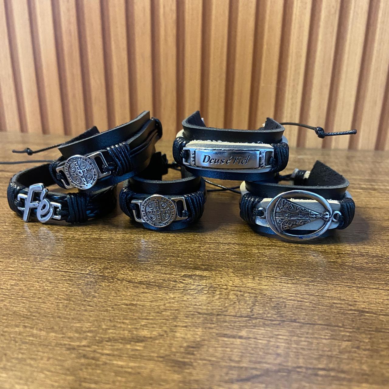 PULSEIRA COURO PINGENTES SORTIDOS (5 UNIDADES)