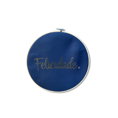QUADRO DE TECIDO COM MOLDURA DE BAMBU FELICIDADE (1 UNIDADE)