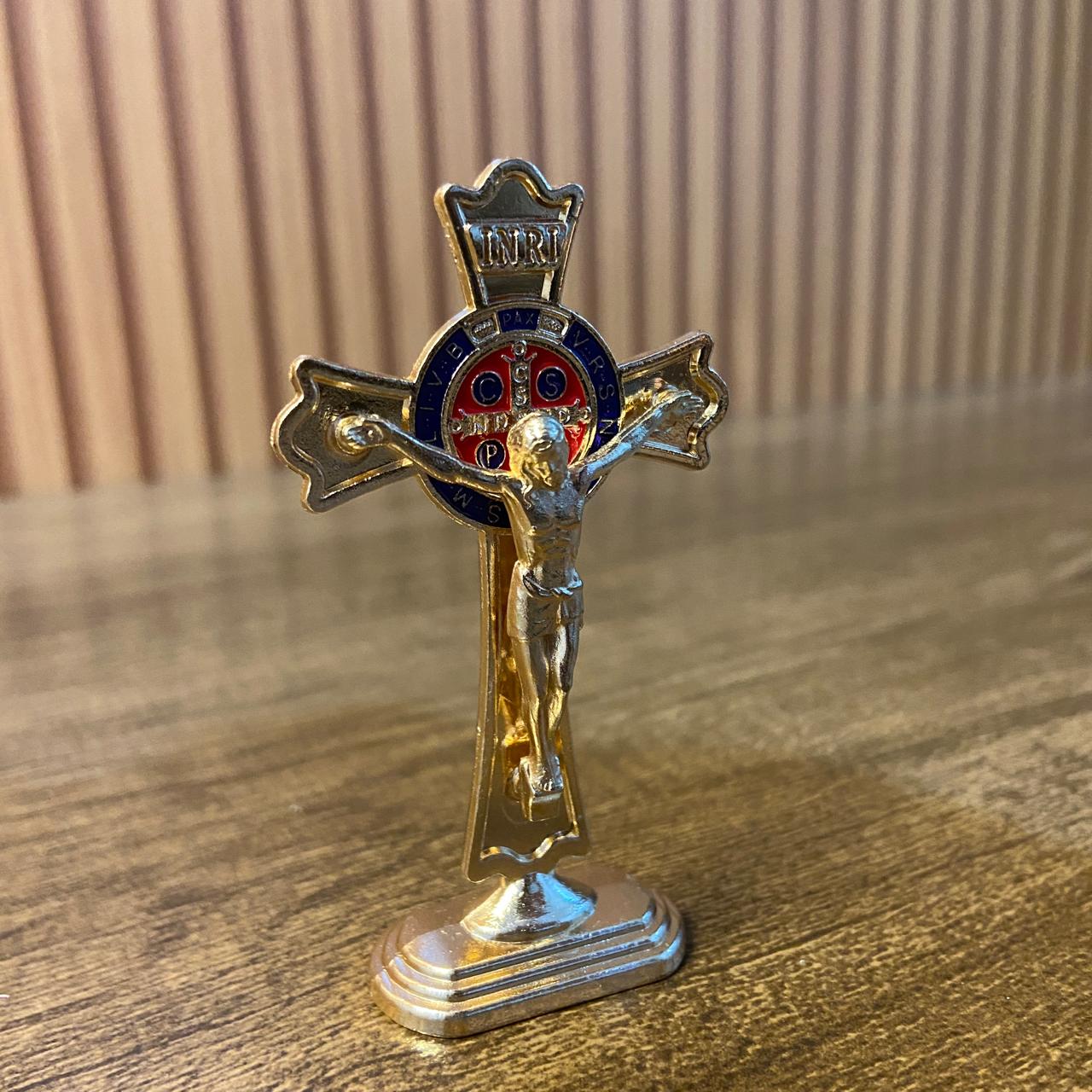 CRUCIFIXO DOURADO MEDALHA SÃO BENTO PARA CARRO 7,5CM  (6 UNIDADES)