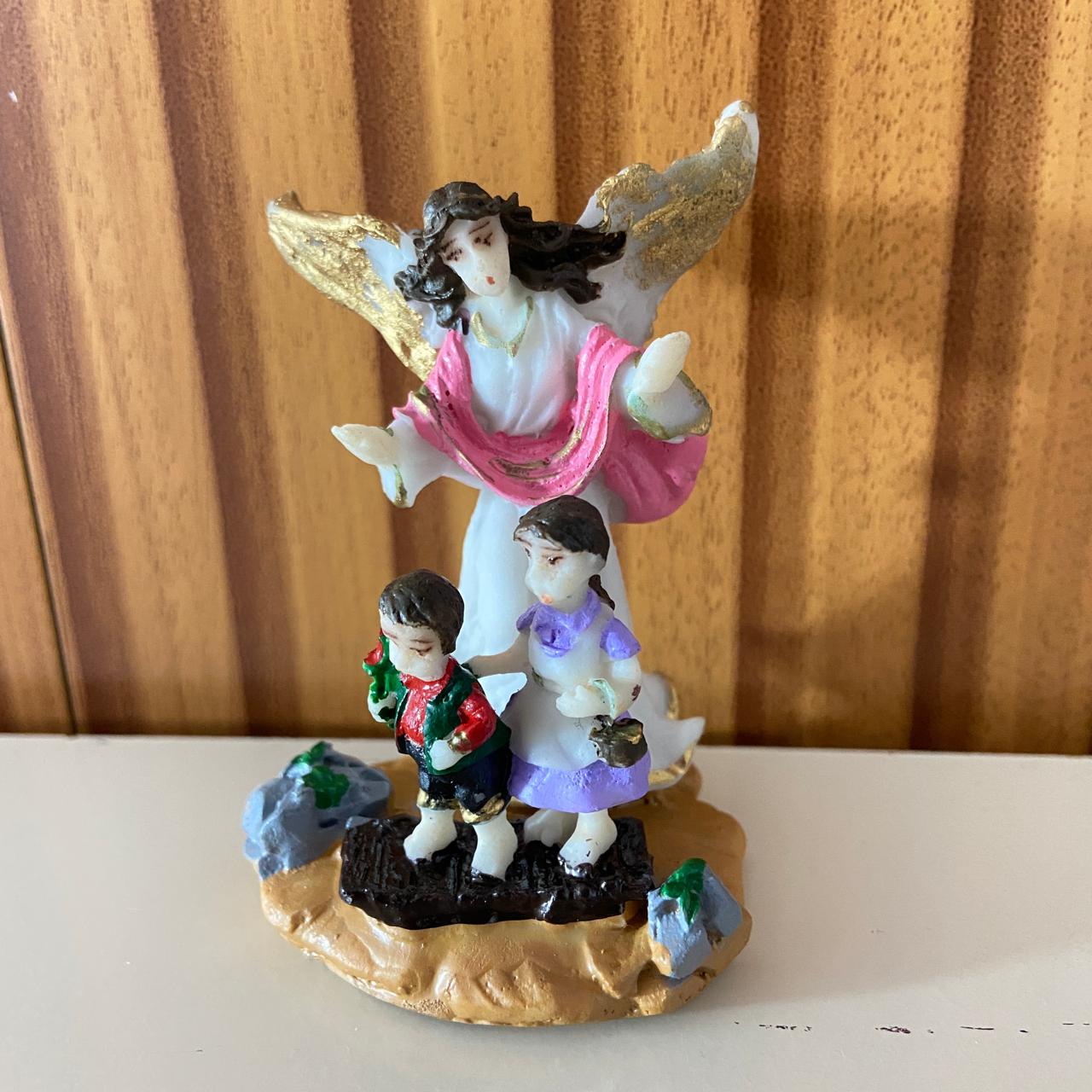 IMAGEM DE RESINA NACIONAL ANJO DA GUARDA ROSA COM CRIANÇA 08CM (1 UNIDADE)