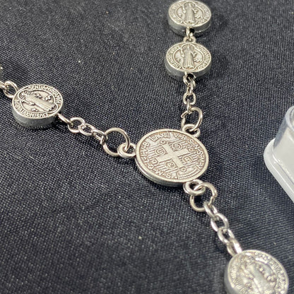 DEZENA PARA CARRO MEDALHA SÃO BENTO METAL CONTAS DECORADAS (6 UNIDADES)