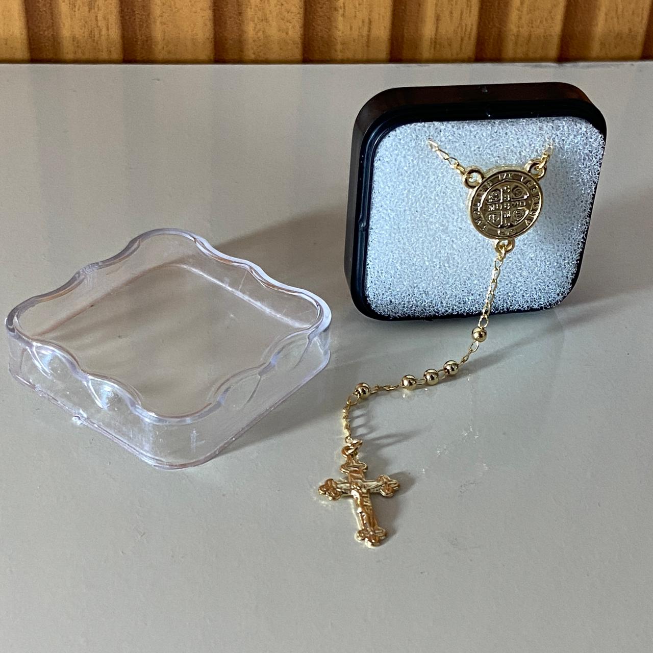 TERÇO PÉROLA DOURADA MEDALHA SÃO BENTO 2MM (3 UNIDADES)