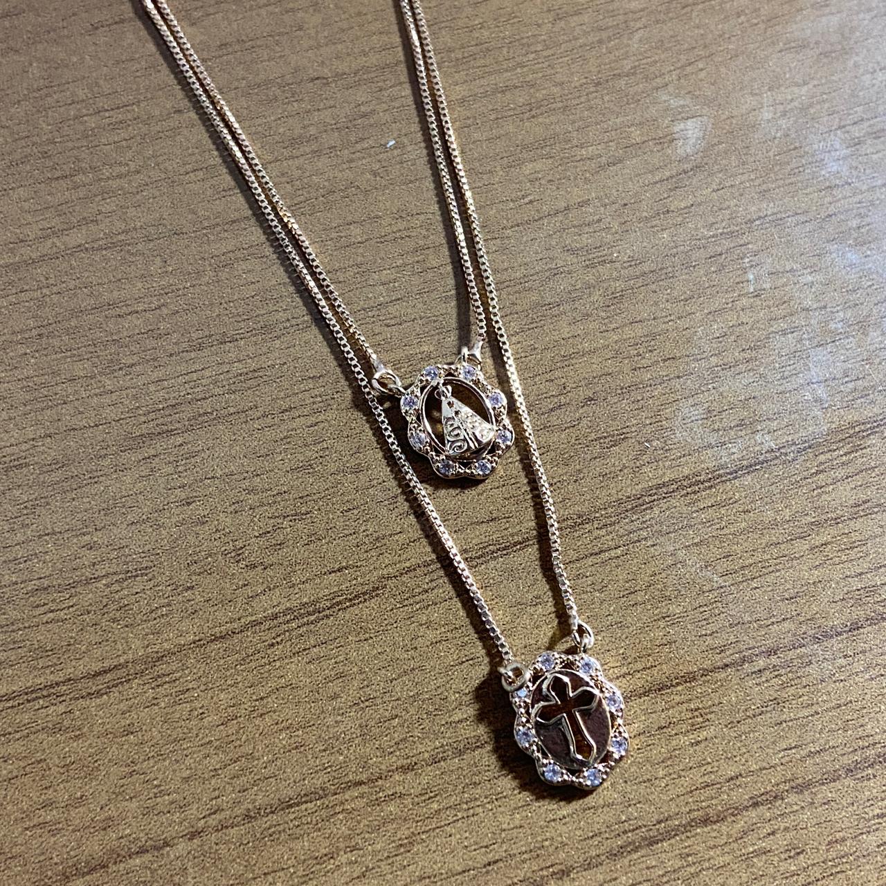 CONJUNTO COLARES DOURADOS NOSSA SENHORA APARECIDA E CRUZ COM STRASS   (1 UNIDADE)
