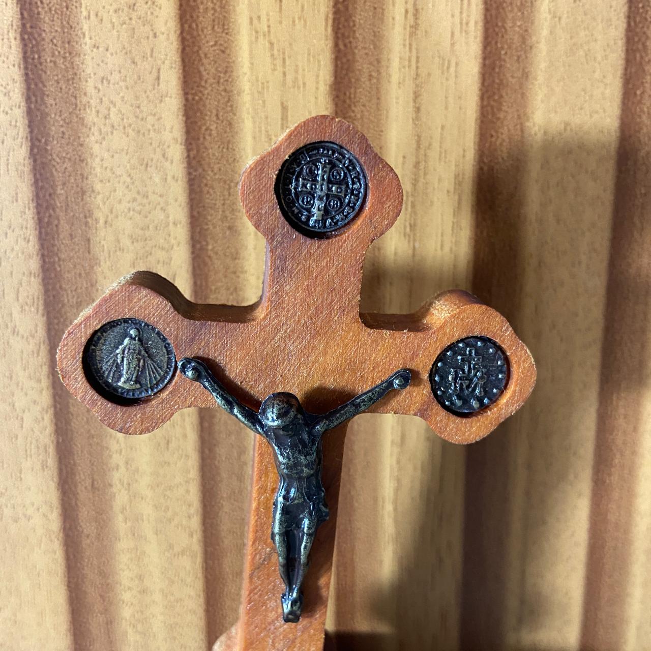 CRUCIFIXO MADEIRA DE MESA MEDALHA SÃO BENTO E NOSSA SENHORA DAS GRAÇAS 10,5CM (1 UNIDADE)