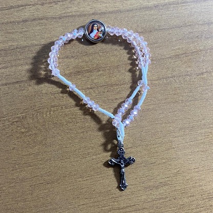TERÇO PULSEIRA CRISTAL ROSA COM MEDALHA RESINADA SANTA TERESINHA  (3 UNIDADES)