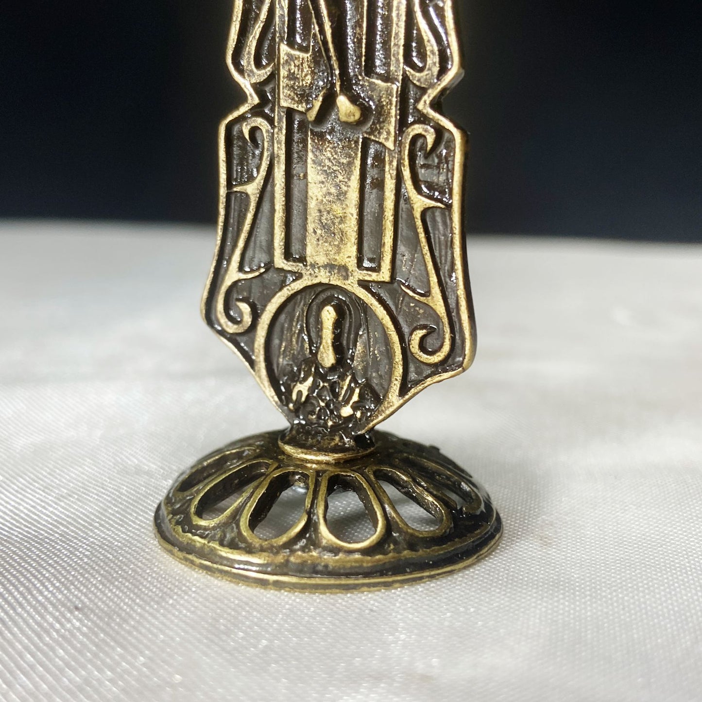 CRUCIFIXO DE MESA METAL OURO VELHO 10CM (1 UNIDADE)