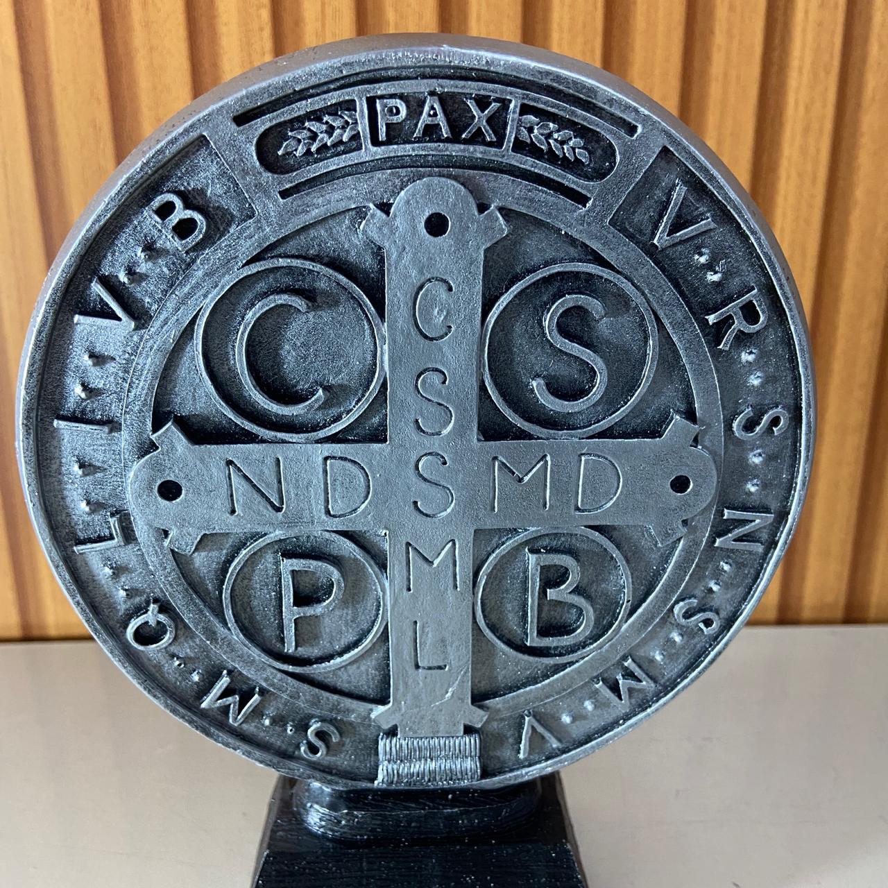 IMAGEM DE RESINA NACIONAL MEDALHA SÃO BENTO PRATA 18CM (1 UNIDADE)