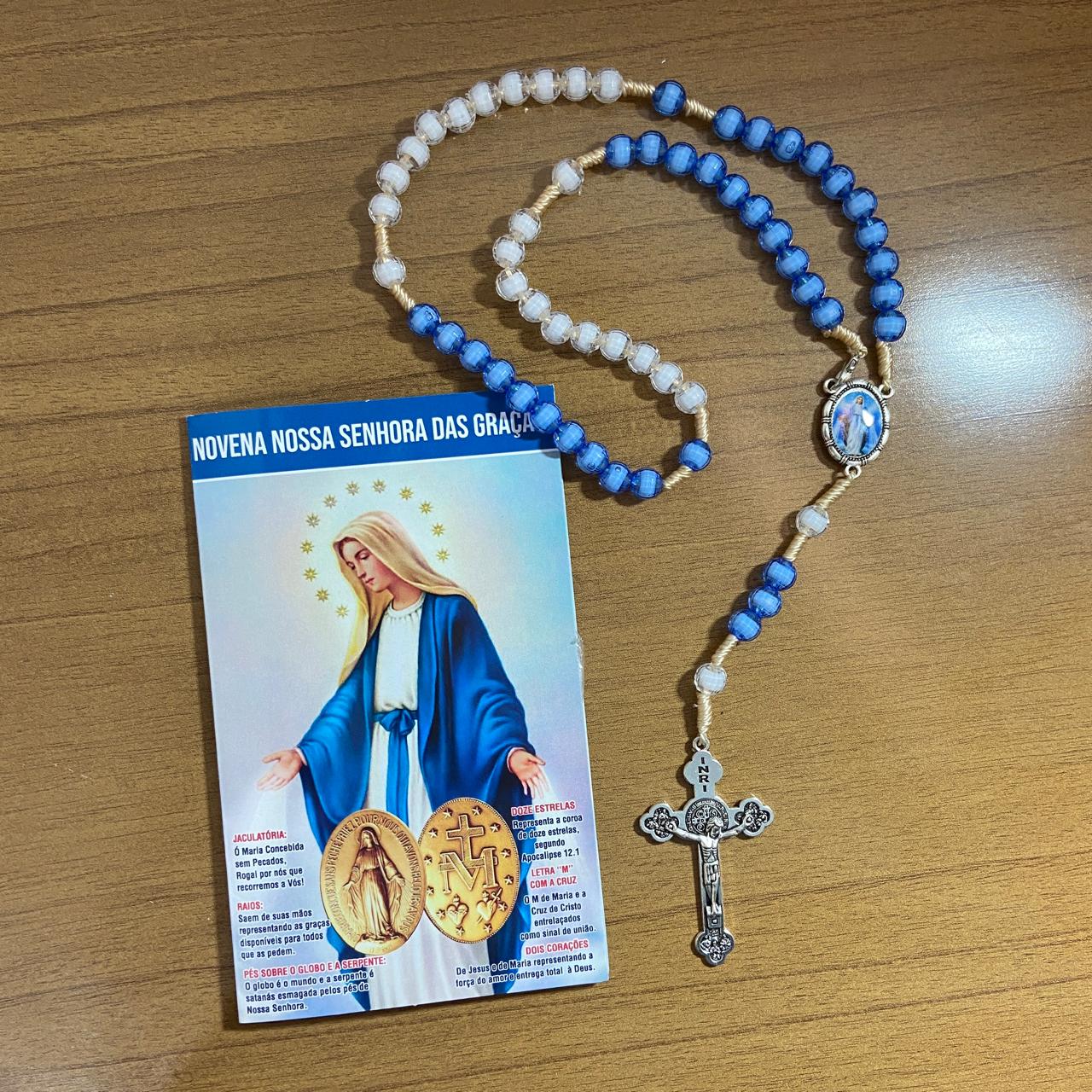 TERÇO ACRÍLICO AZUL E BRANCO COM FECHO NOSSA SENHORA DAS GRAÇAS 08MM (1 UNIDADE)