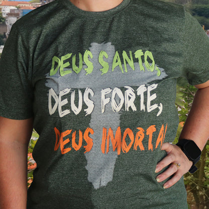 CAMISETA VERDE MUSGO DEUS SANTO, DEUS FORTE DEUS MORTAL  TAMANHO P (1 UNIDADE)