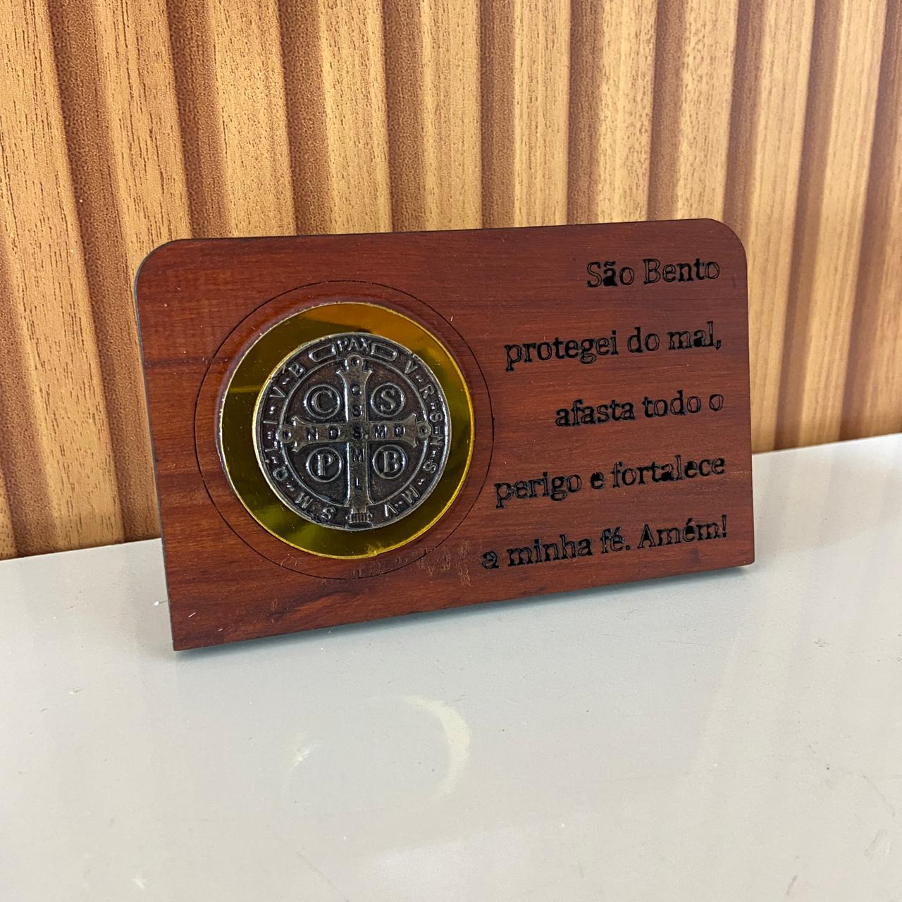 ADORNO DE MESA MADEIRA COM ORAÇÃO MEDALHA SÃO BENTO METAL OURO VELHO 7,7CM (1 UNIDADE)