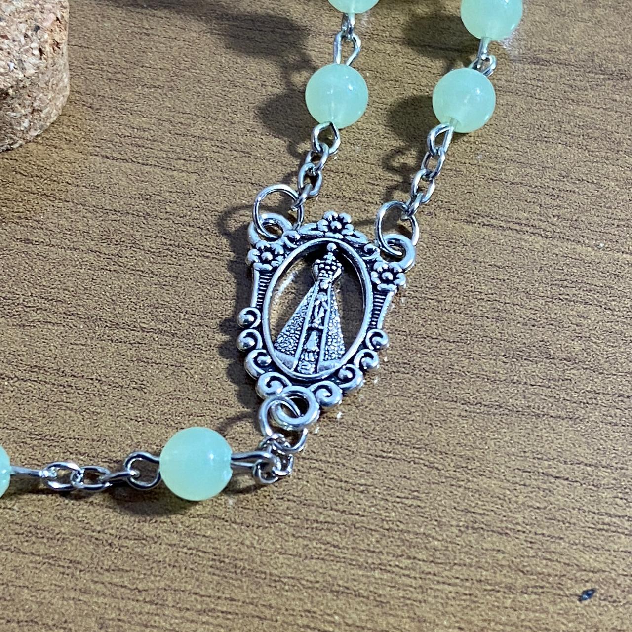 TERÇO NA GARRAFA FLUORESCENTE NOSSA SENHORA APARECIDA 6MM (12 UNIDADES)