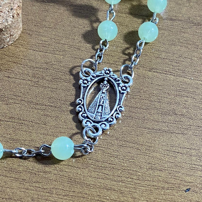 TERÇO NA GARRAFA FLUORESCENTE NOSSA SENHORA APARECIDA 6MM (12 UNIDADES)