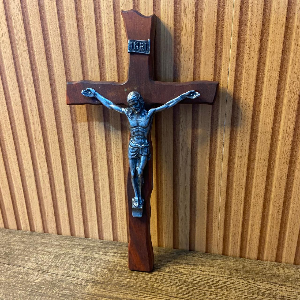 CRUCIFIXO MADEIRA DE PAREDE ONDULADO 33CM (1 UNIDADE)