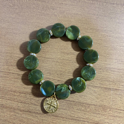 PULSEIRA ACRÍLICA VERDE COM MEDALHA SÃO BENTO (03 UNIDADES)