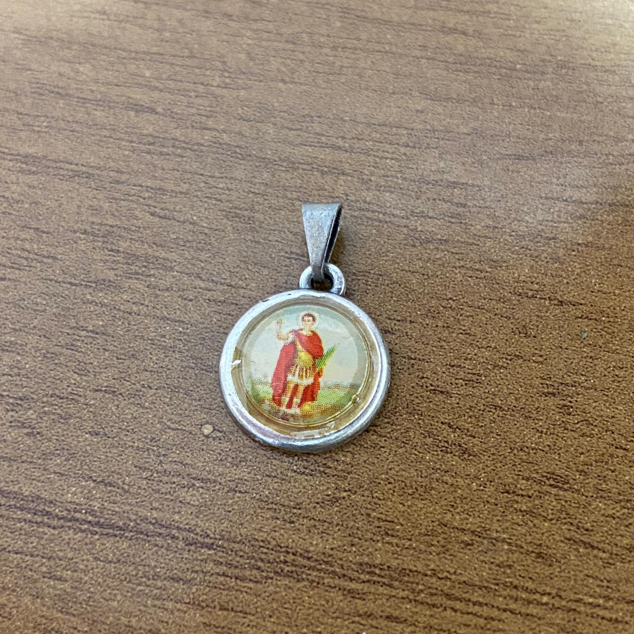 PINGENTE PRATEADO REDONDO RESINADO SANTO EXPEDITO  (6 UNIDADES)