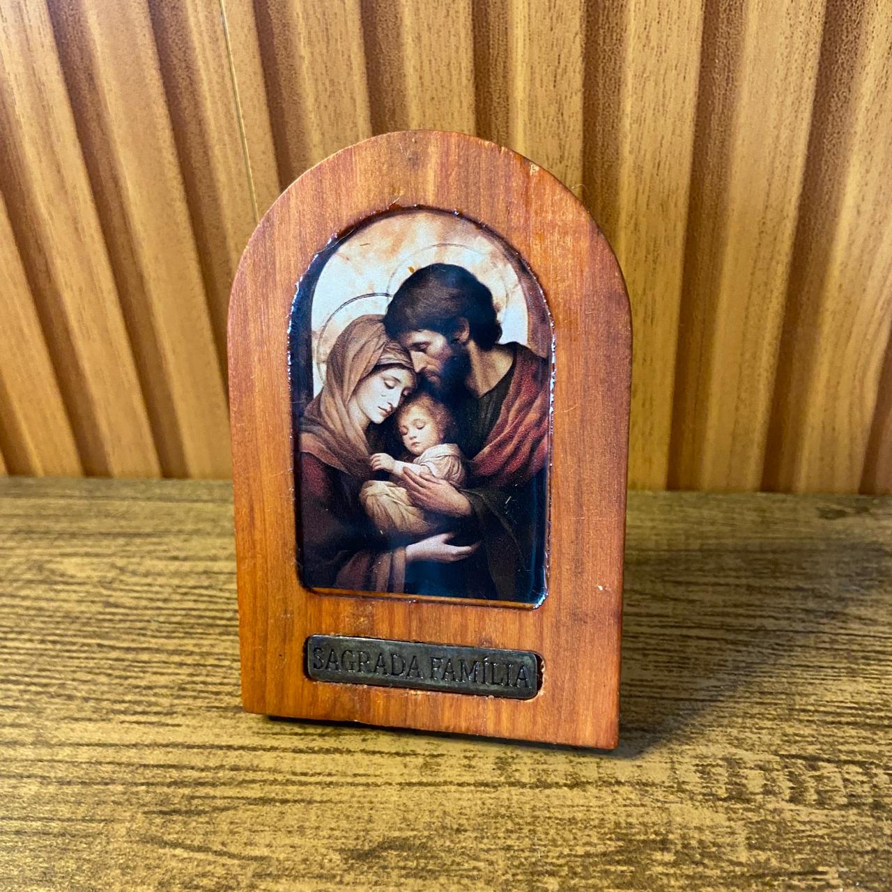 ADORNO DE MESA MADEIRA RESINADA SAGRADA FAMÍLIA 11CM (1 UNIDADE)