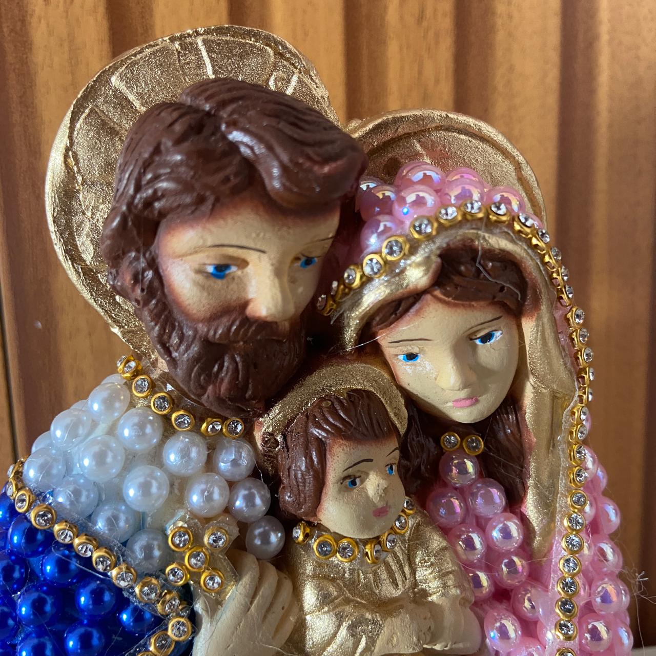 BUSTO DE GESSO SAGRADA FAMÍLIA COLORIDO COM PÉROLA E STRASS 13CM MOD 2 (1 UNIDADE)