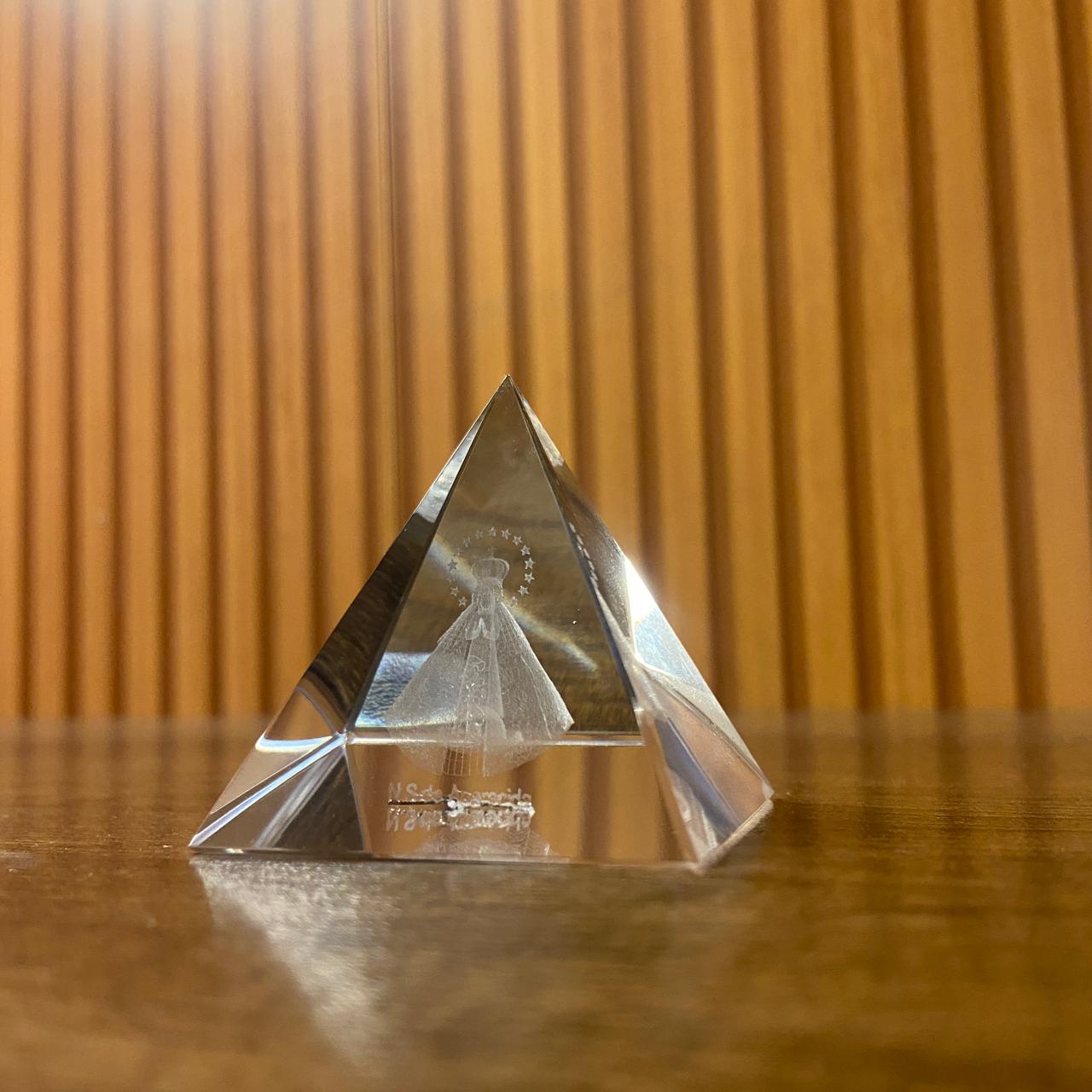 ENFEITE DE MESA CRISTAL NOSSA SENHORA APARECIDA PIRÂMEDE 5,5CM (1 UNIDADE)