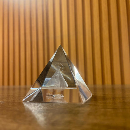 ENFEITE DE MESA CRISTAL NOSSA SENHORA APARECIDA PIRÂMEDE 5,5CM (1 UNIDADE)