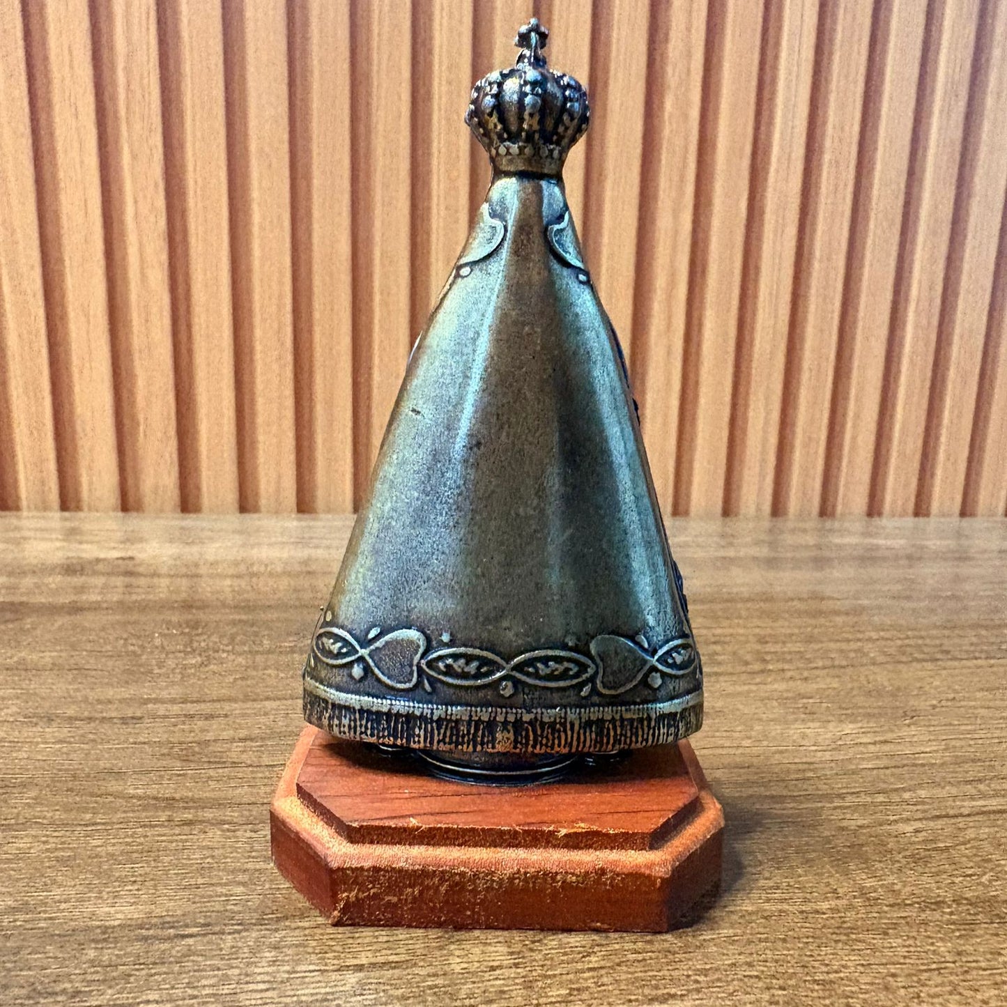 IMAGEM DE MESA METAL OURO VELHO NOSSA SENHORA APARECIDA COM BASE DE MADEIRA 12,5CM (1 UNIDADE)
