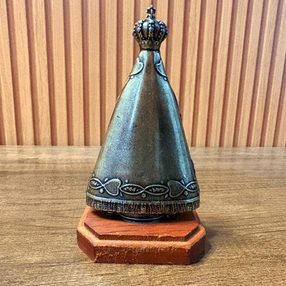 IMAGEM DE MESA METAL OURO VELHO NOSSA SENHORA APARECIDA COM BASE DE MADEIRA 12,5CM (1 UNIDADE)