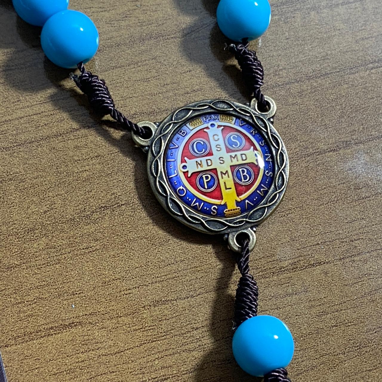 TERÇO PÉROLA AZUL CAMPISTA MEDALHA SÃO BENTO 10MM (1 UNIDADE)