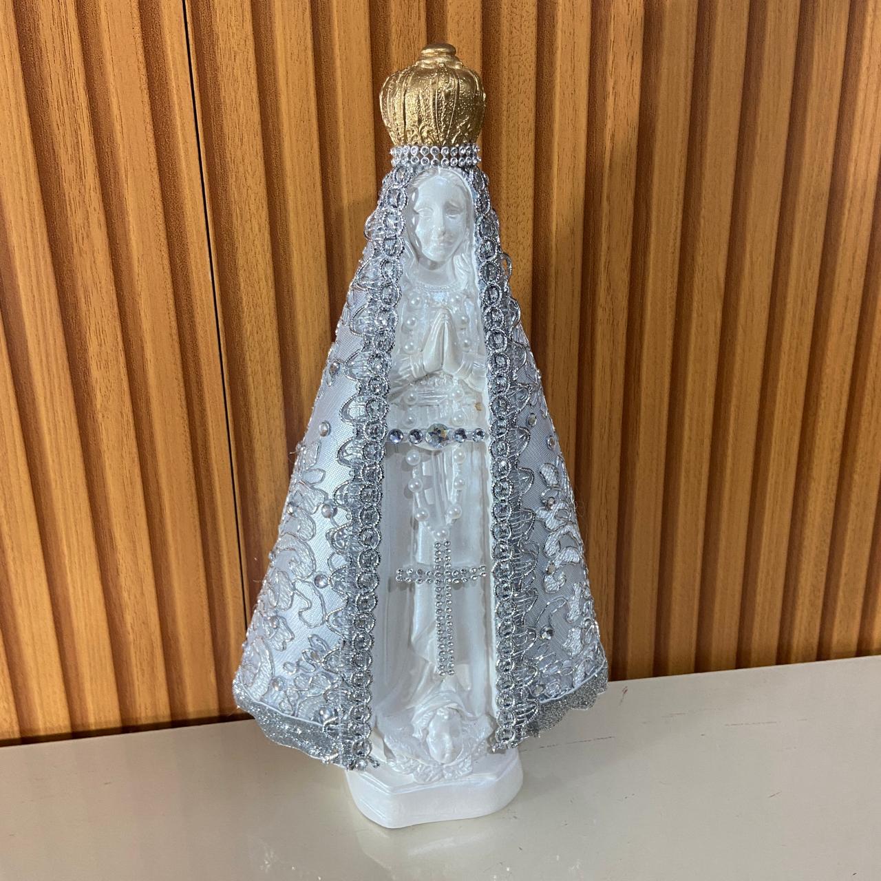 IMAGEM DE GESSO NOSSA SENHORA APARECIDA BRANCA MANTO PRATEADO COM STRASS 31CM (1 UNIDADE)