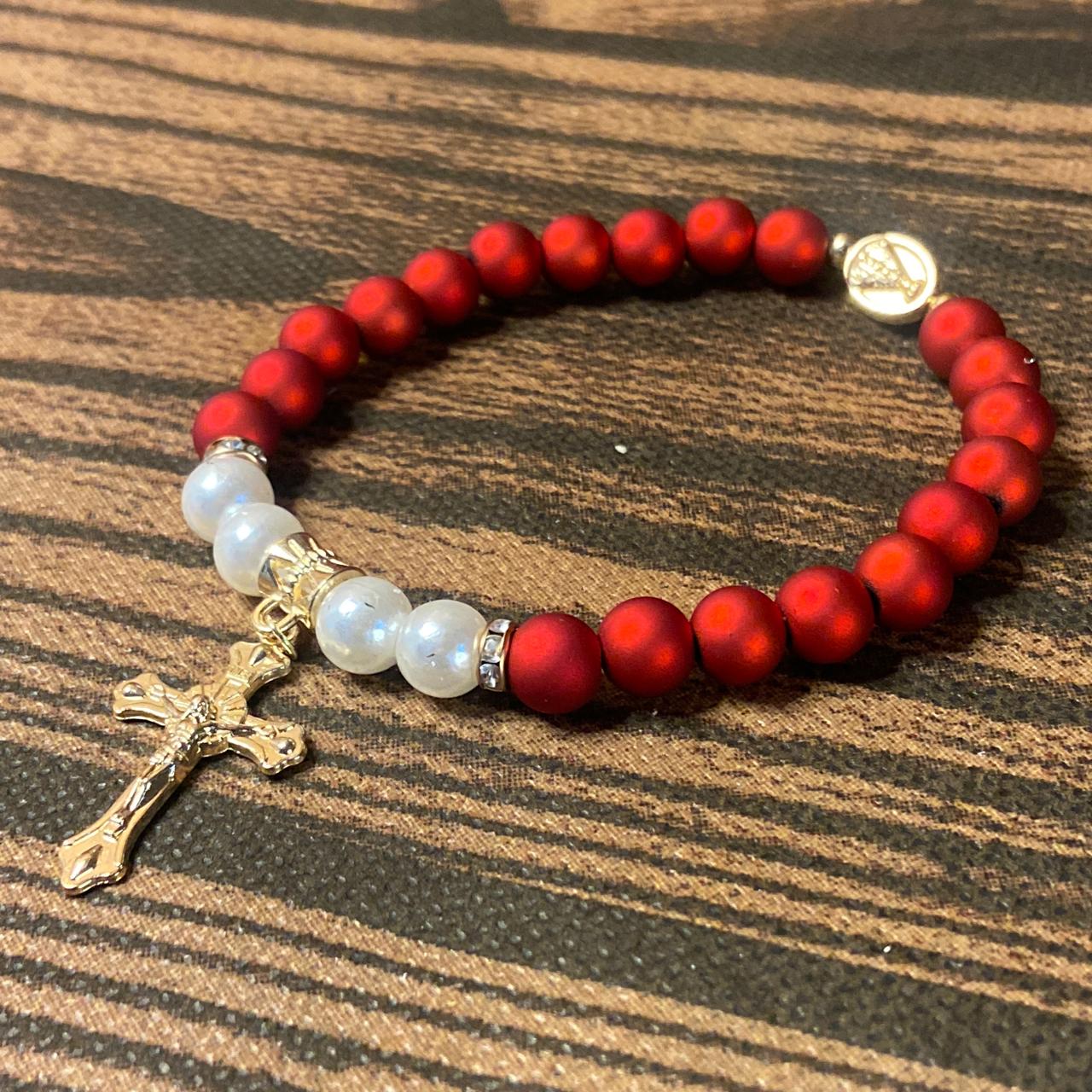 PULSEIRA PÉROLA VERMELHA COM PINGENTE MODELOS SORTIDOS  (03 UNIDADE)