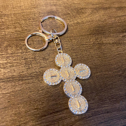 CHAVEIRO LUXO COM MOSQUETE CRUZ MEDALHAS SÃO BENTO COM STRASS (6 UNIDADES)