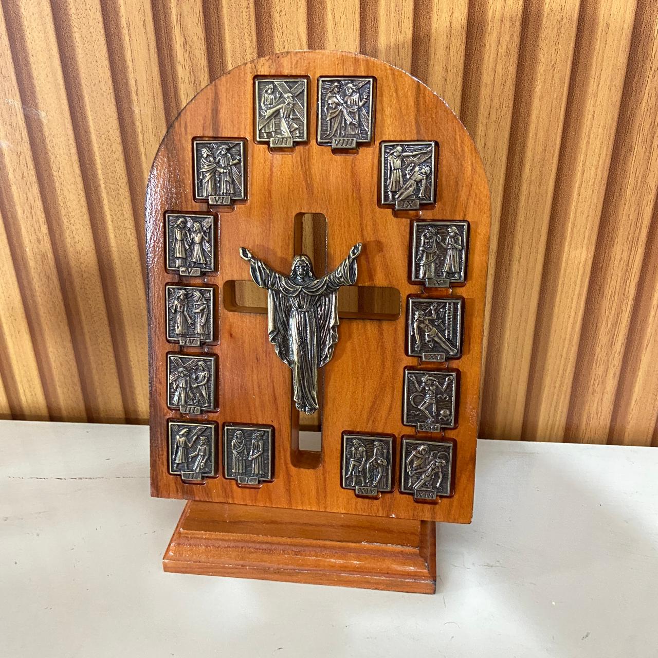ADORNO DE MESA MADEIRA VIA CRUCIS METAL OURO VELHO 22,5CM (1 UNIDADE)