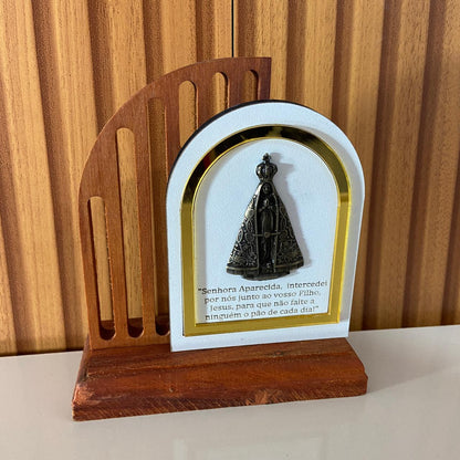ADORNO DE MESA MADEIRA NOSSA SENHORA APARECIDA DE METAL COM ORAÇÃO 14CM(1 UNIDADE)