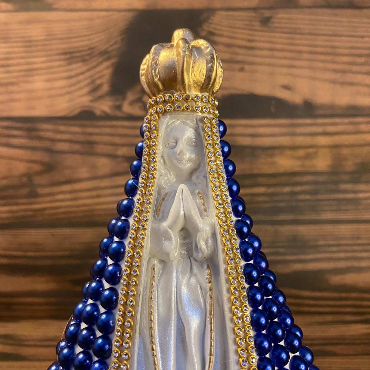 IMAGEM DE GESSO NOSSA SENHORA APARECIDA BRANCA BORDADA COM PÉROLA AZUL 22,5CM MOD 2 (1 UNIDADE)
